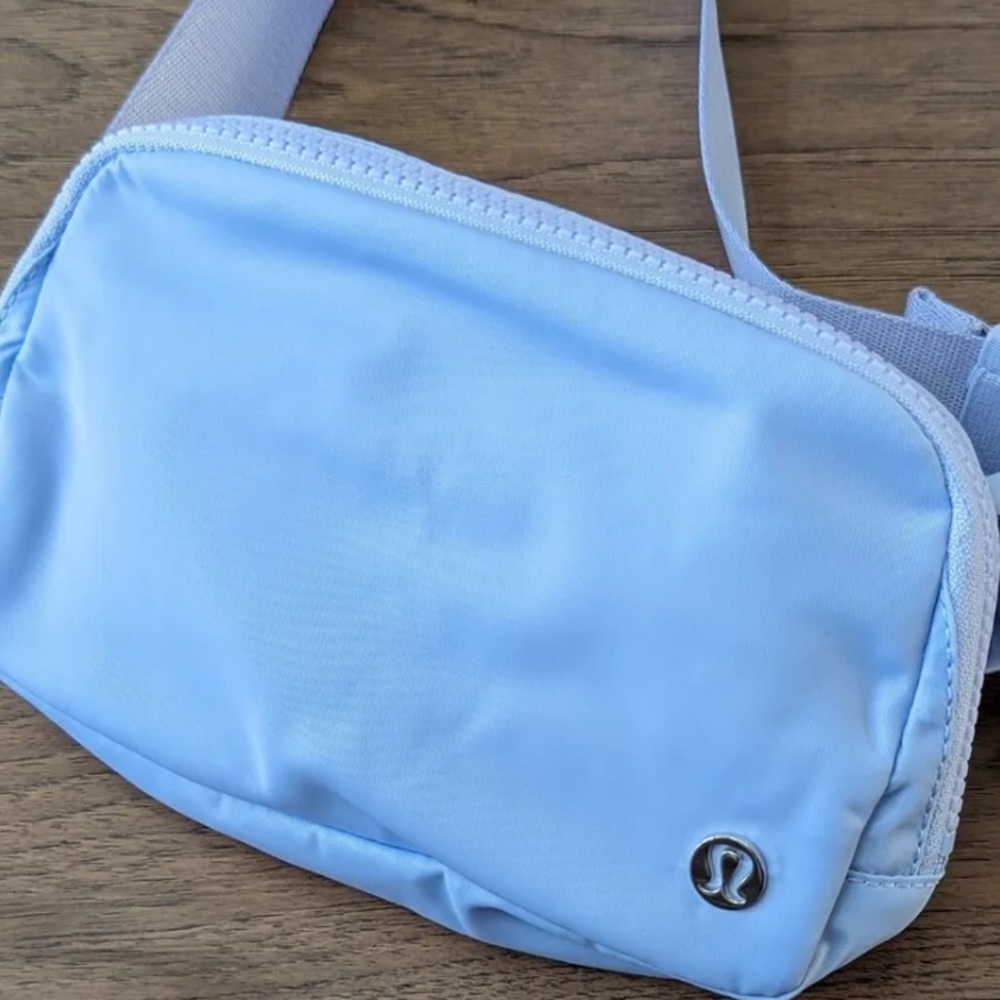 Lululemon Everywhere Belt Bag - 1L NWT Powder Blue - Picture 2 of 5